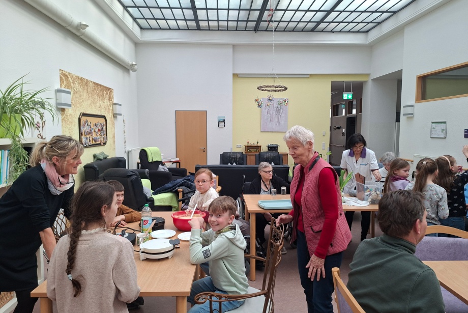 Bei Waffeln begegnen sich Jung und Alt in der Tagespflege Teterow Bild