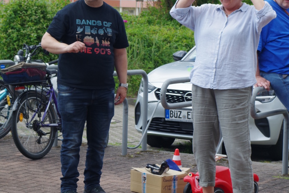 Hindernisparcour absolvieren mit besonderer Herausforderung einer Suchtbrille Bild