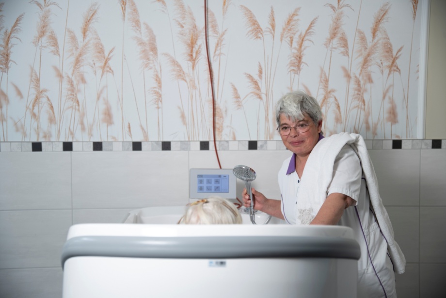 Wellnessbaden inder Kurzzeitpflege © Foto: Jörn Lehmann Wellnessbaden in der Kurzzeitpflege