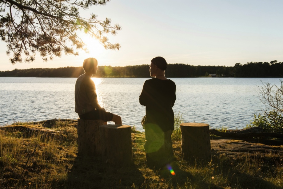 Zwei Menschen am See Zwei Menschen am See